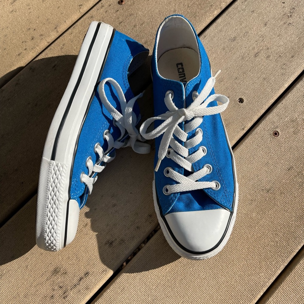Women’s blue low top Converse